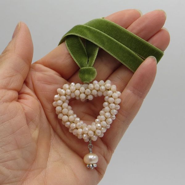 olivgrünes Samt-Collier mit Perlenherz und Süßwasserperle