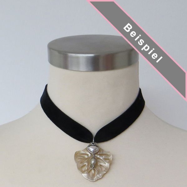 Samtkette mit Ornament, Herz und Perle