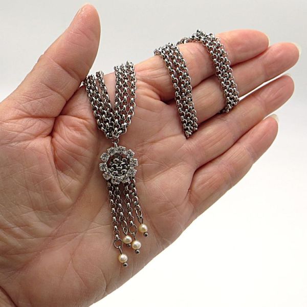 Y-Kette in der Hand gehalten