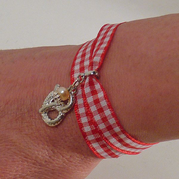Tragebeispiel kariertes Wickelarmband mit Brezel