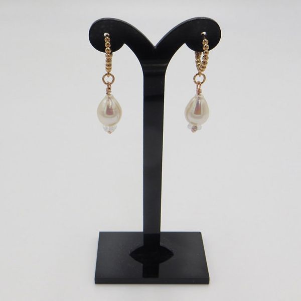 Ohrringe mit edlem Perlentropfen