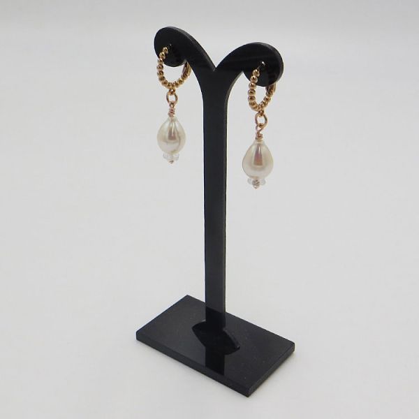 Ohrbrisur mit edlem Perlentropfen