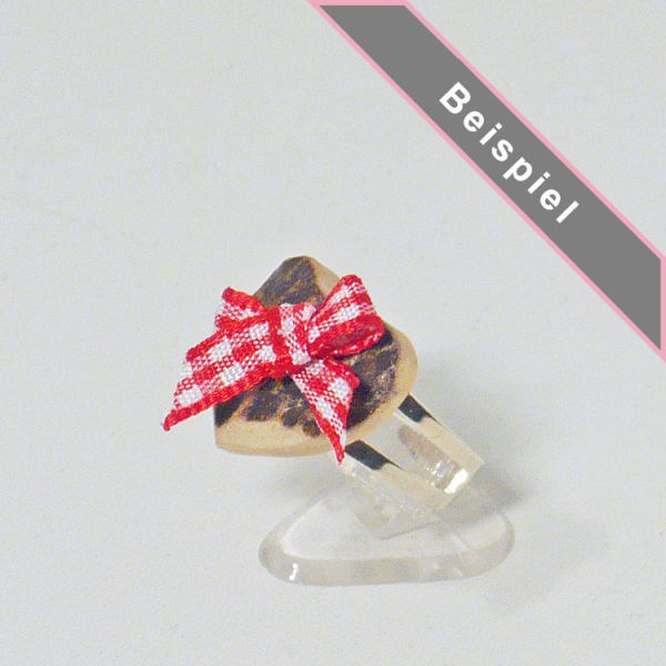 Ring mit Ringschiene aus 925 Silber mit Hirschhornherz und Karoschleife