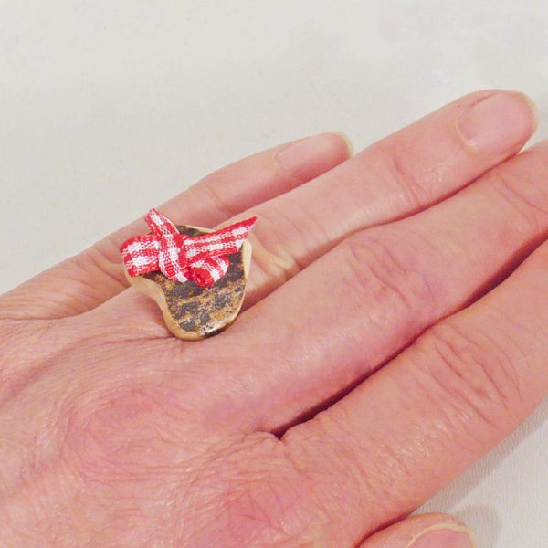 Tragebeispiel Ring mit Hirschhornherz und Karoschleife