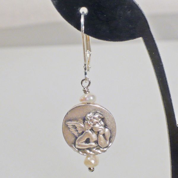 Ohrring mit Schutzengelmedaillon und Süßwasserperlen